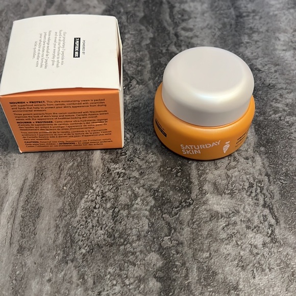 Saturday Skin Carrot + Niacinamide MOISTURIZING CREAM - Picture 2 of 5
